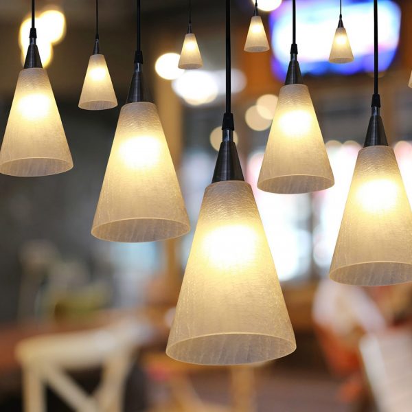 iluminação no café e no restaurante com decoração interior.