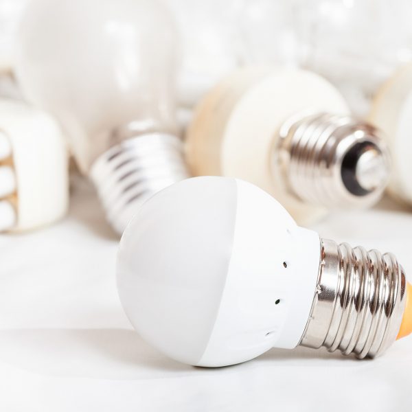 lâmpada LED economizadora de energia e várias lâmpadas antigas