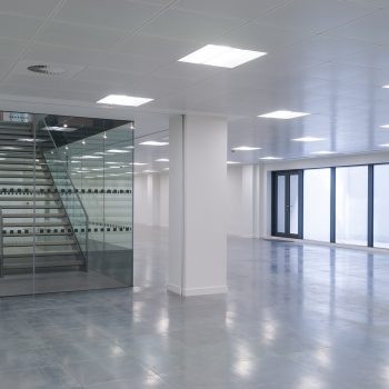 Escadas no escritório moderno