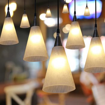 iluminação no café e no restaurante com decoração interior.